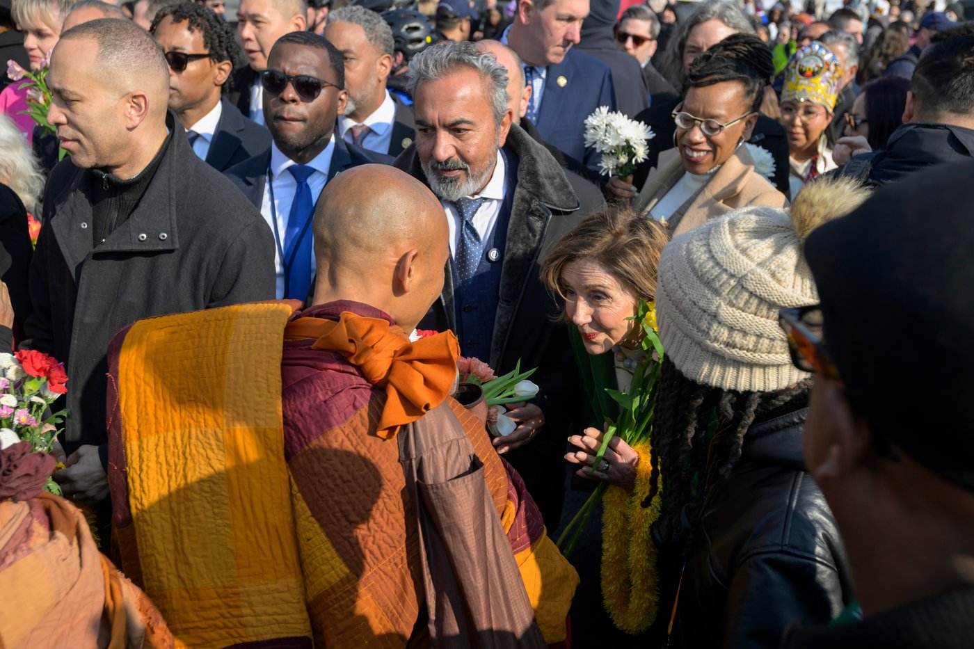 Buddhist monks draw thousands to Lincoln Memorial on final day of their 15-week journey from Texas | iNFOnews.ca