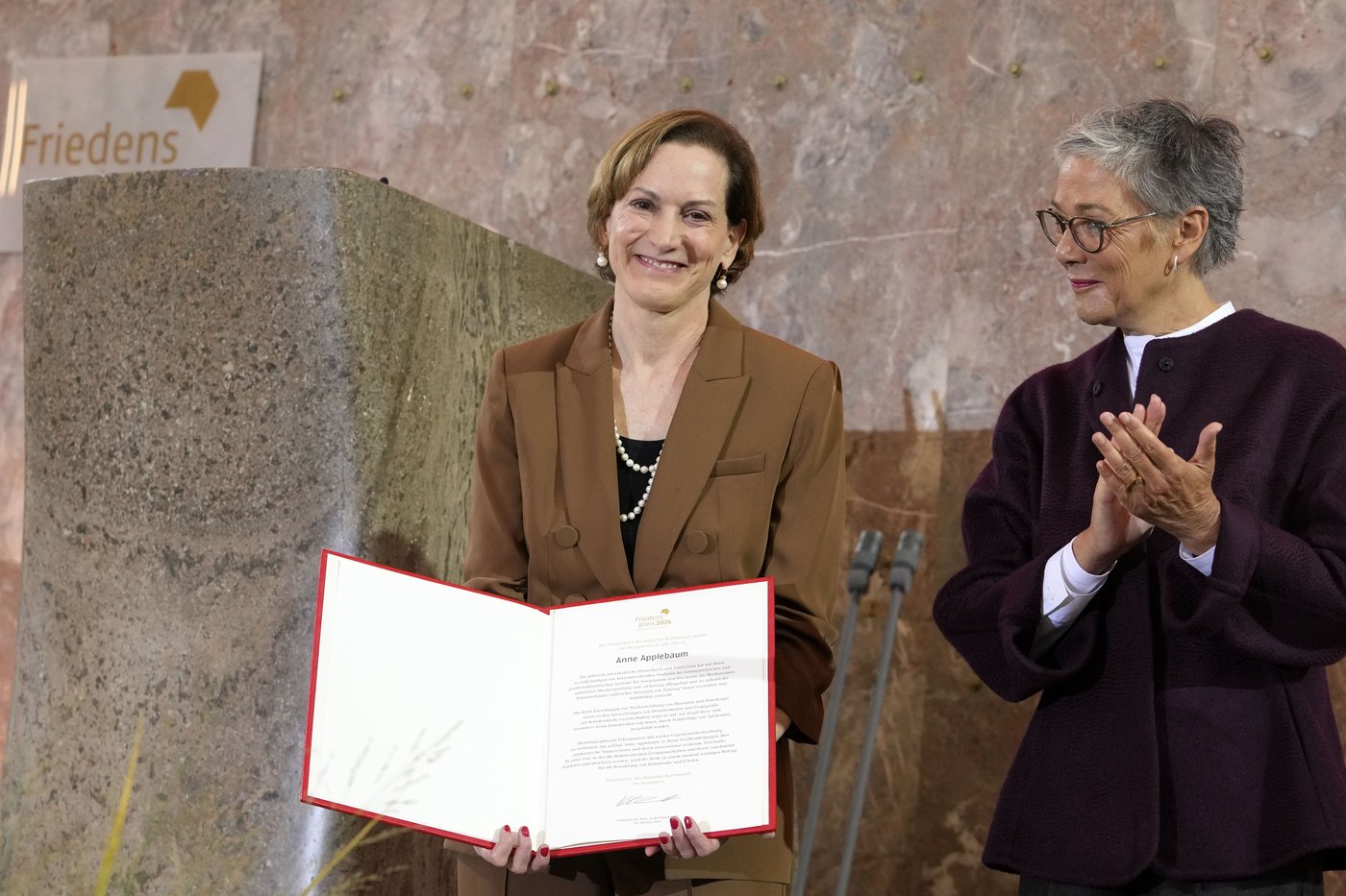 US writer Anne Applebaum appeals for arms for Ukraine as she accepts German peace prize | iNFOnews.ca