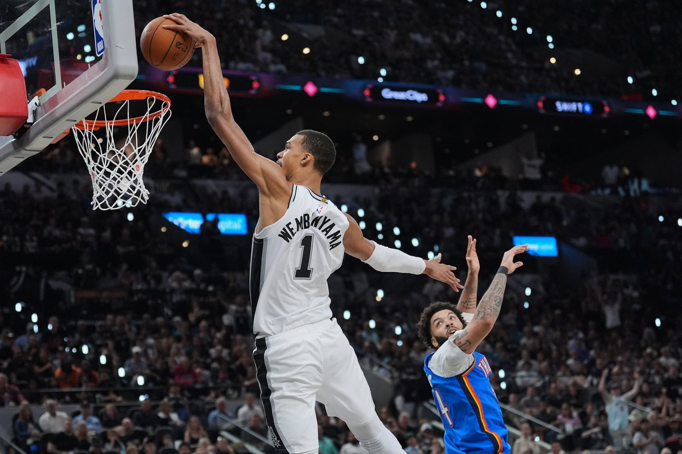 Wembanyama answers the call again, Spurs top Thunder to tie West finals at 2-2 | iNFOnews.ca