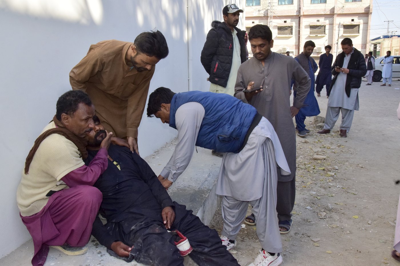 A powerful suicide bombing at a rail station in southwestern Pakistan kills at least 26 | iNFOnews.ca A powerful suicide bombing at a rail station in southwestern Pakistan kills at least 26 | iNFOnews.ca