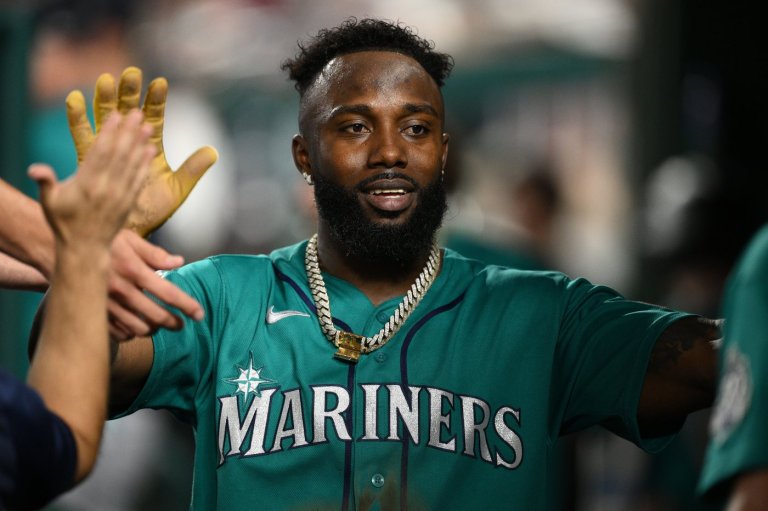 Mariners outfielder Randy Arozarena leaves with apparent leg injury | iNFOnews.ca