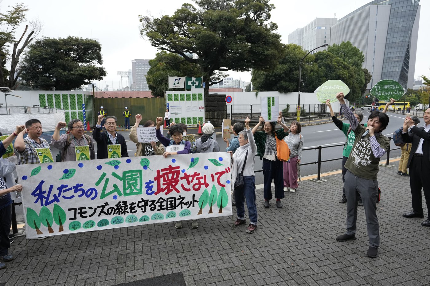 Developers begin cutting trees in a Tokyo park that environmentalists want to protect | iNFOnews.ca