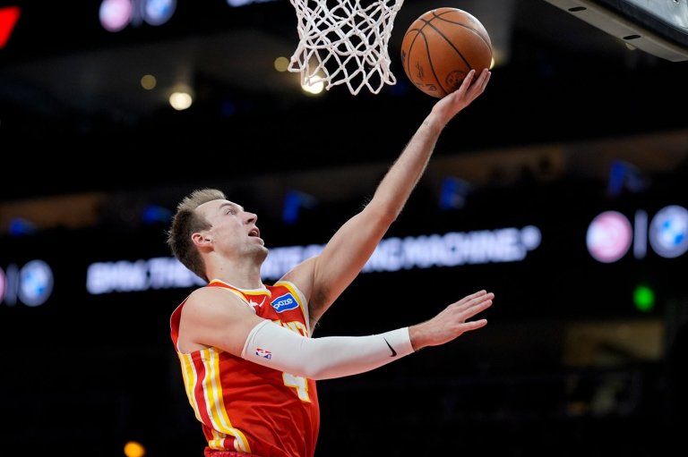 Lakers acquire 3-point shooter Kennard from busy Hawks for point guard Vincent, AP source says | iNFOnews.ca