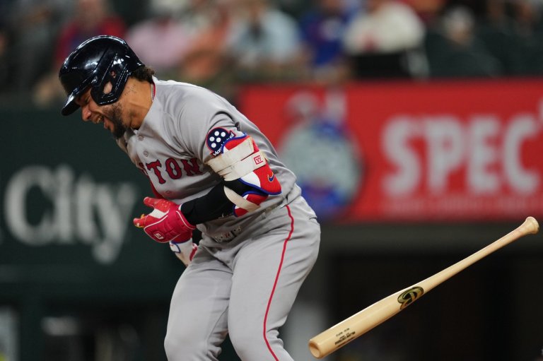 Willson Contreras leaves the Red Sox's game at Texas after being hit by a pitch | iNFOnews.ca