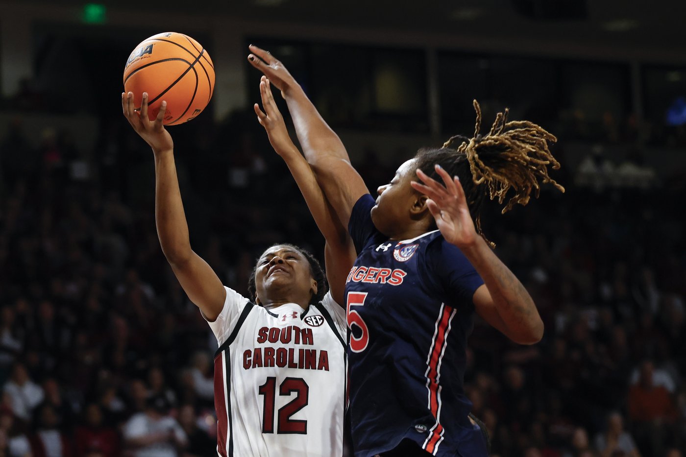 Edwards leads No. 2 South Carolina to 83-66 win over Auburn on day when Wilson's jersey is retired | iNFOnews.ca