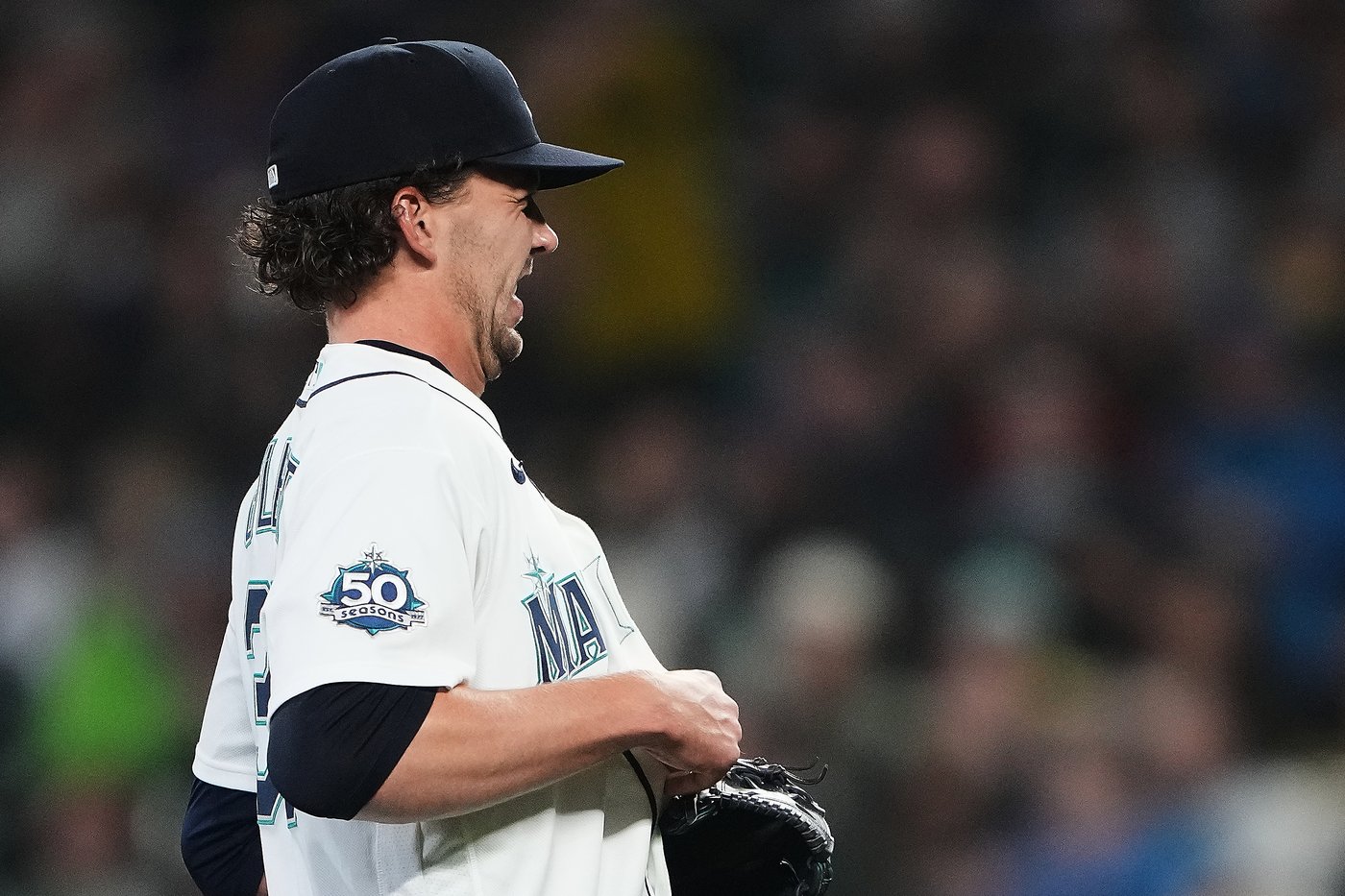 Line drive gets lodged in Mariners pitcher Logan Gilbert's jersey | iNFOnews.ca