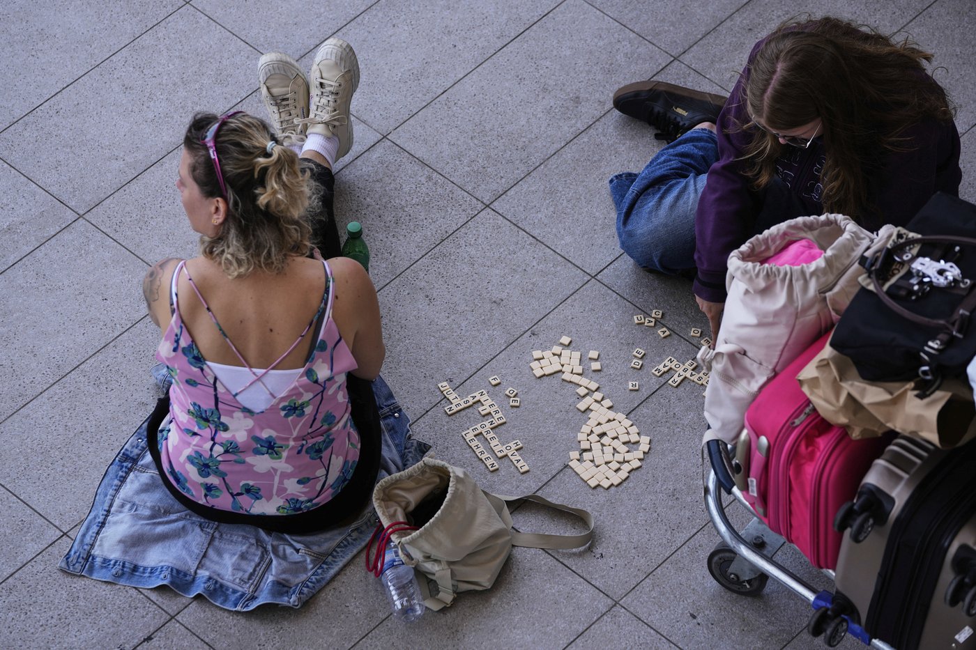 No power, no problem. How some in Spain and Portugal defied the outage and embraced the present | iNFOnews.ca