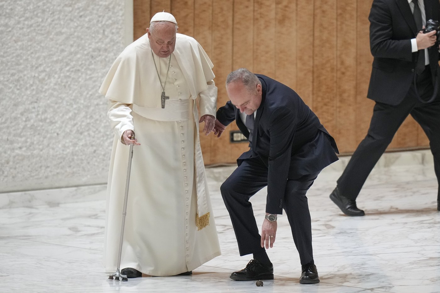 Pope Francis stumbles while walking into Jubilee audience at the Vatican as his walking stick snaps | iNFOnews.ca Pope Francis stumbles while walking into Jubilee audience at the Vatican as his walking stick snaps | iNFOnews.ca