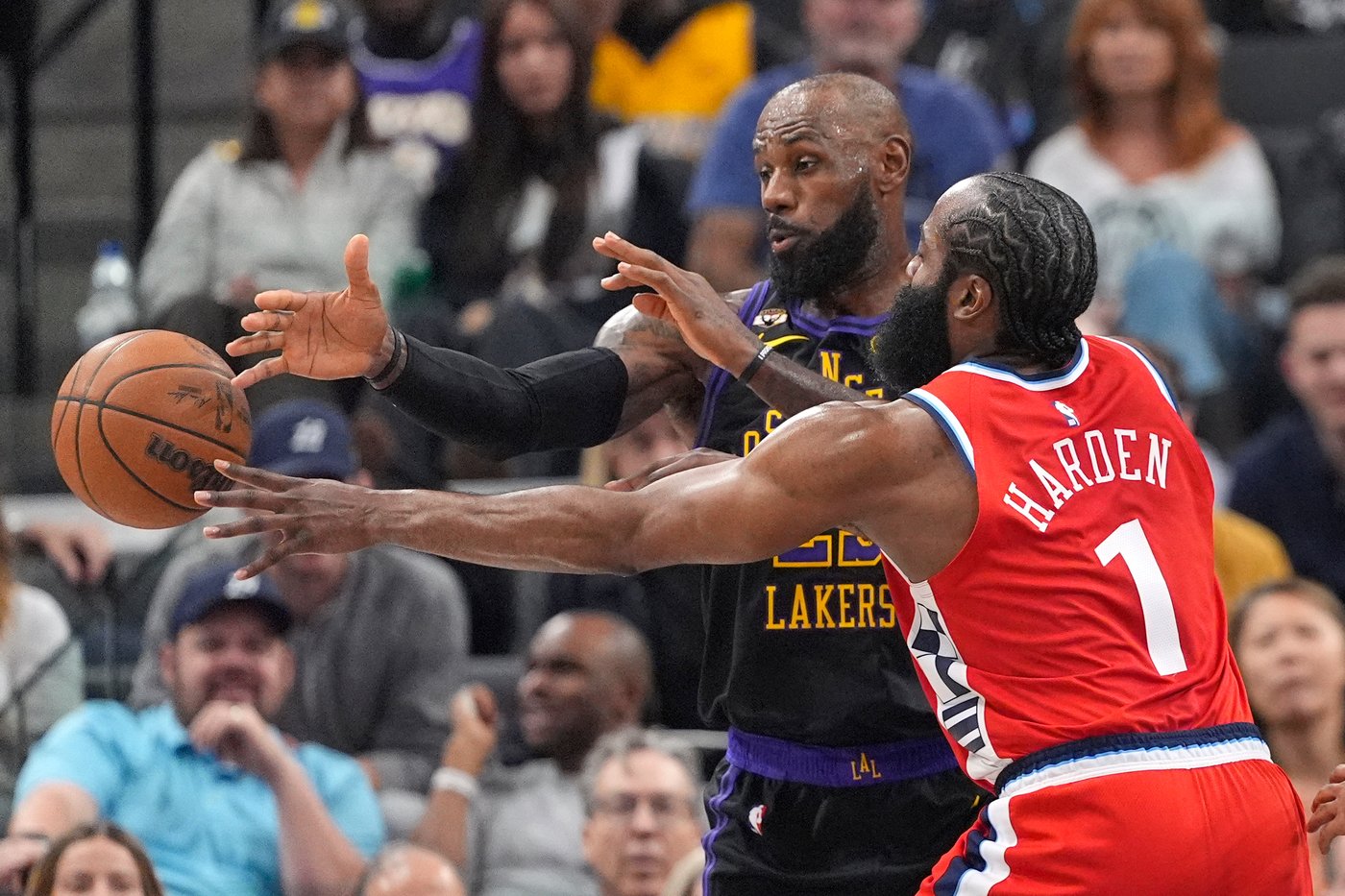 Kawhi Leonard's 24 points help Clippers hold off Lakers in tight fourth quarter | iNFOnews.ca