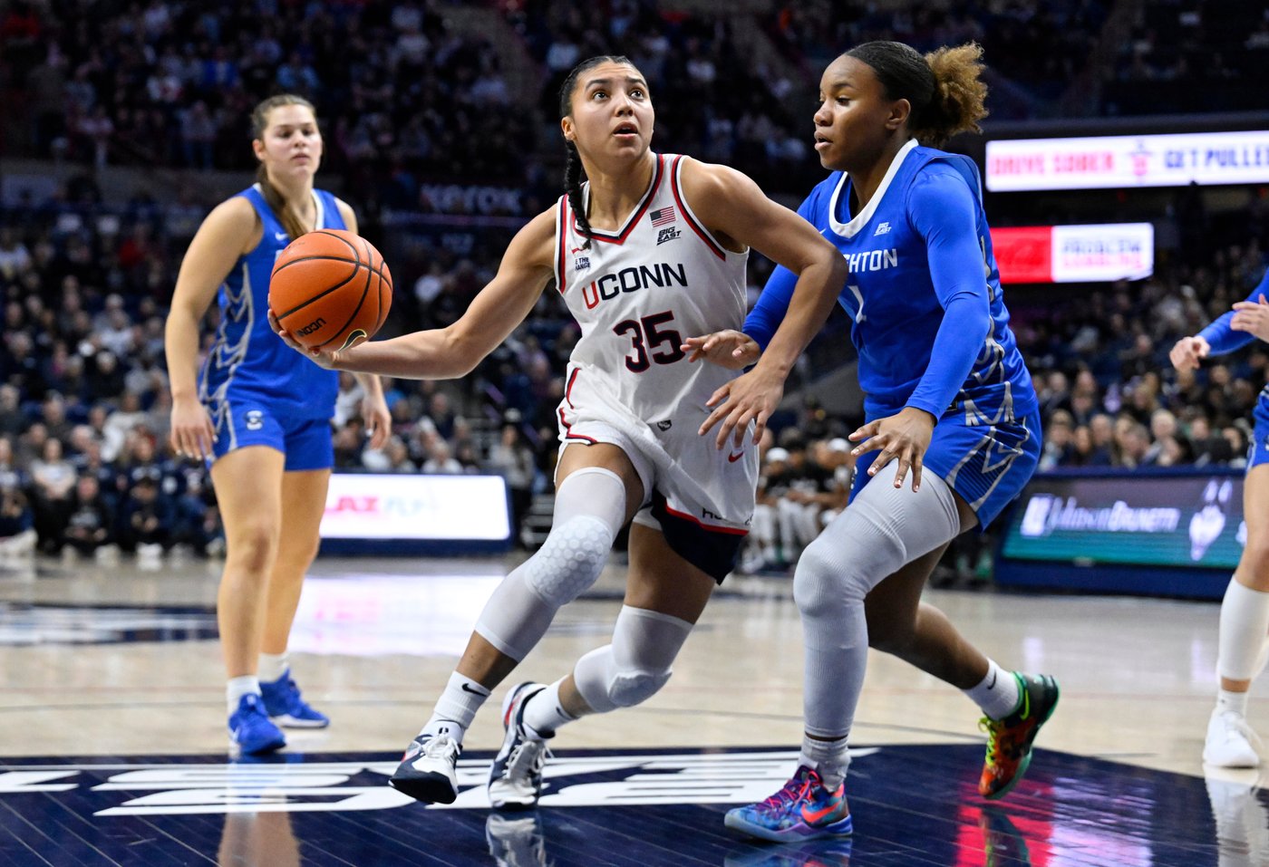 Fudd leads the way as top-ranked UConn wins its 42nd consecutive game with blowout of Creighton | iNFOnews.ca