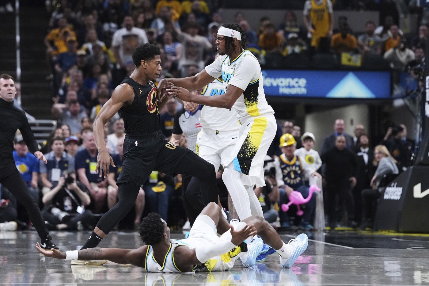 Pacers' Bennedict Mathurin ejected after hitting Cavs' Hunter in the chest with a closed fist | iNFOnews.ca Pacers' Bennedict Mathurin ejected after hitting Cavs' Hunter in the chest with a closed fist | iNFOnews.ca