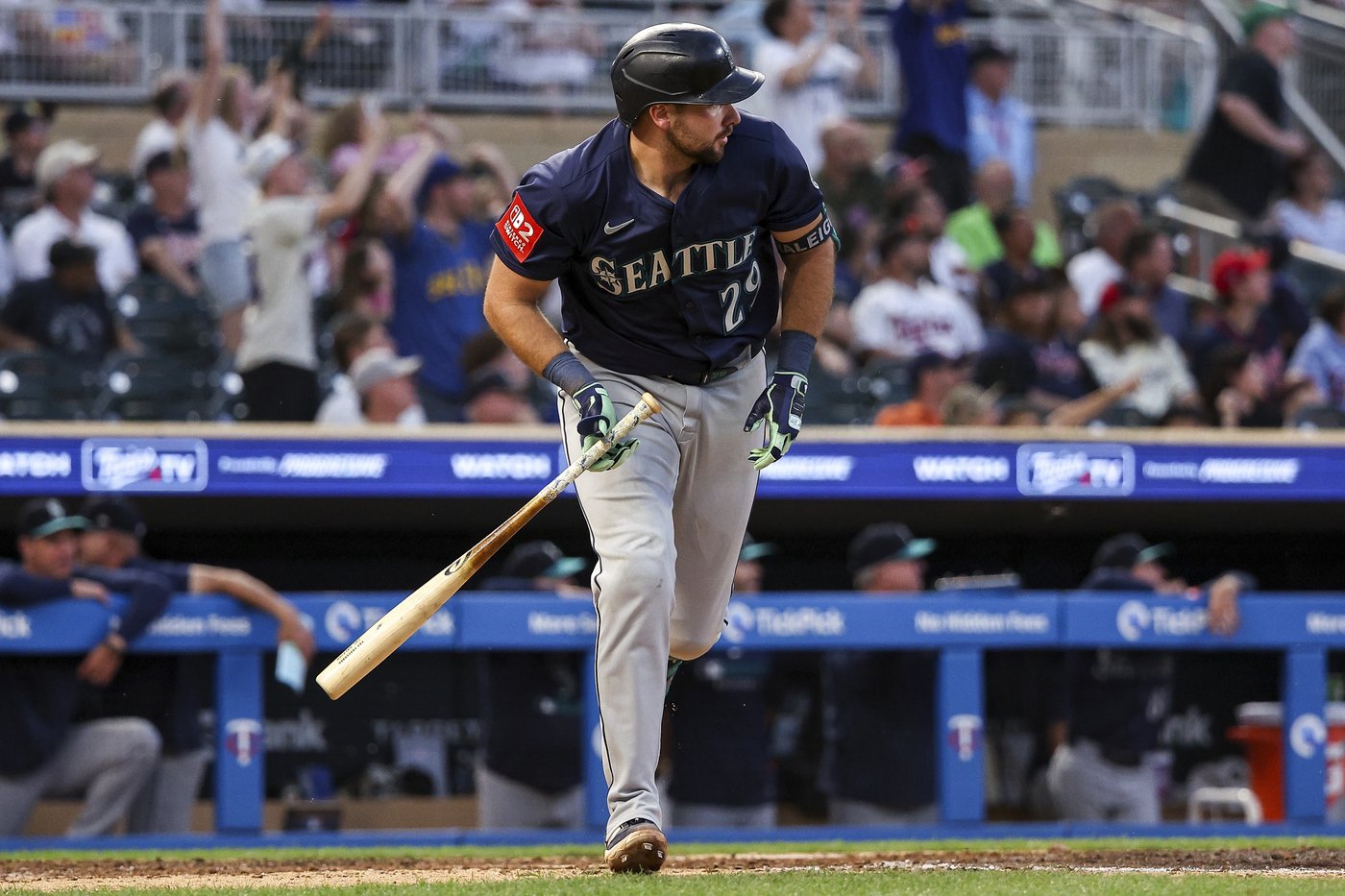 Cal Raleigh continues hot streak, hits 32nd homer of the season | iNFOnews.ca