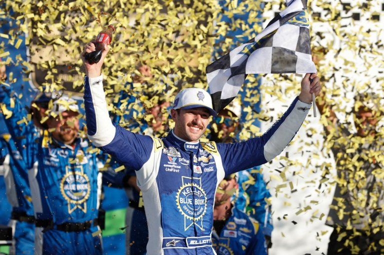 Elliott steals Kansas Speedway race in wild overtime finish, secures spot in 3rd round of playoffs | iNFOnews.ca