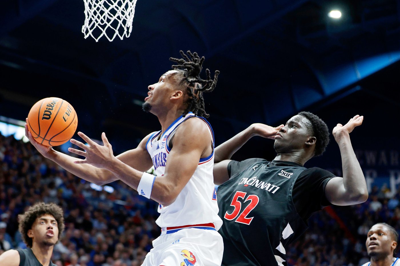 Thiam scores career-high 28 to lead Cincinnati to an 84-68 upset of No. 8 Kansas | iNFOnews.ca
