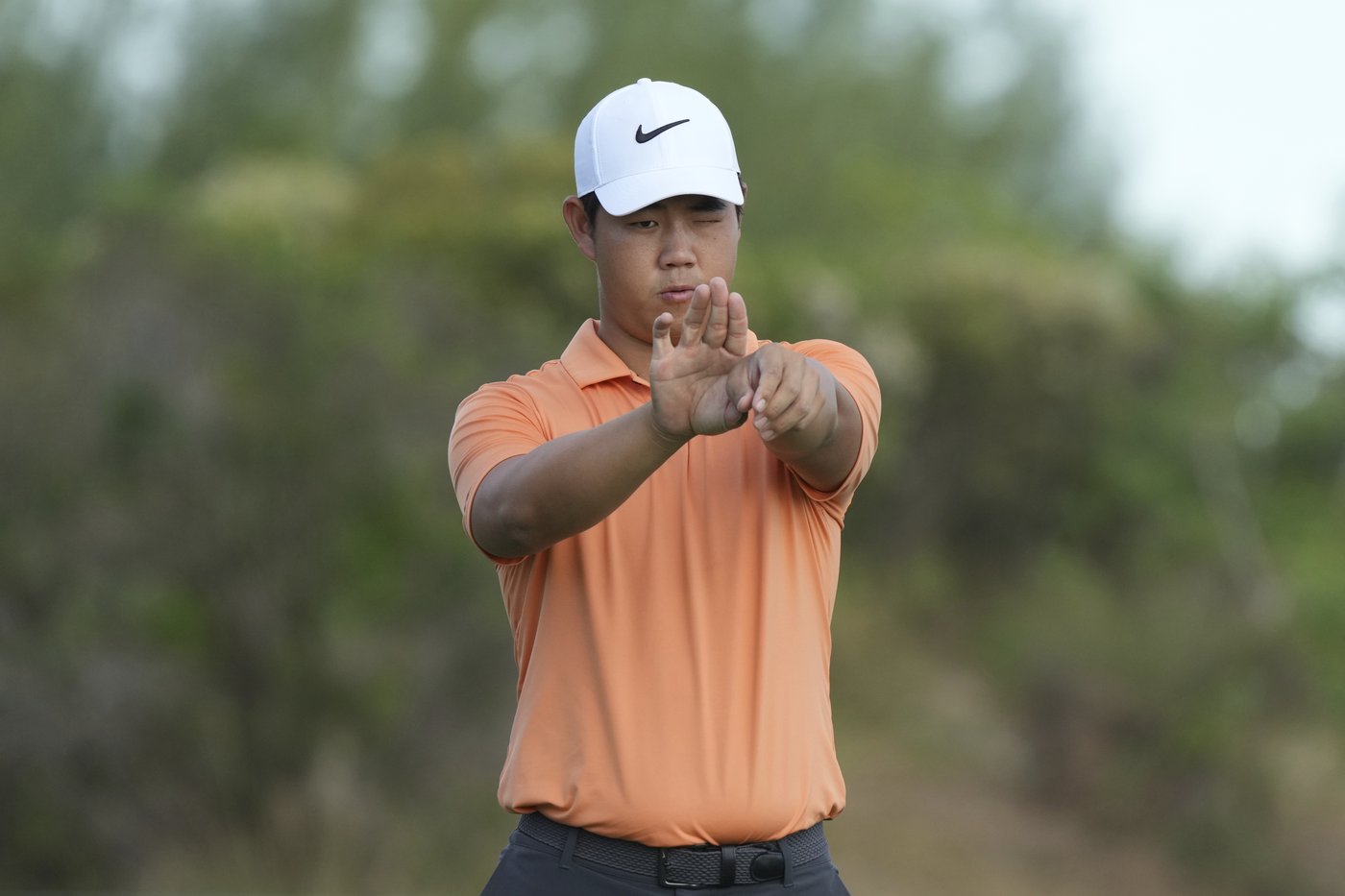 Scottie Scheffler has new putting grip and trails Cameron Young by 3 in Bahamas | iNFOnews.ca