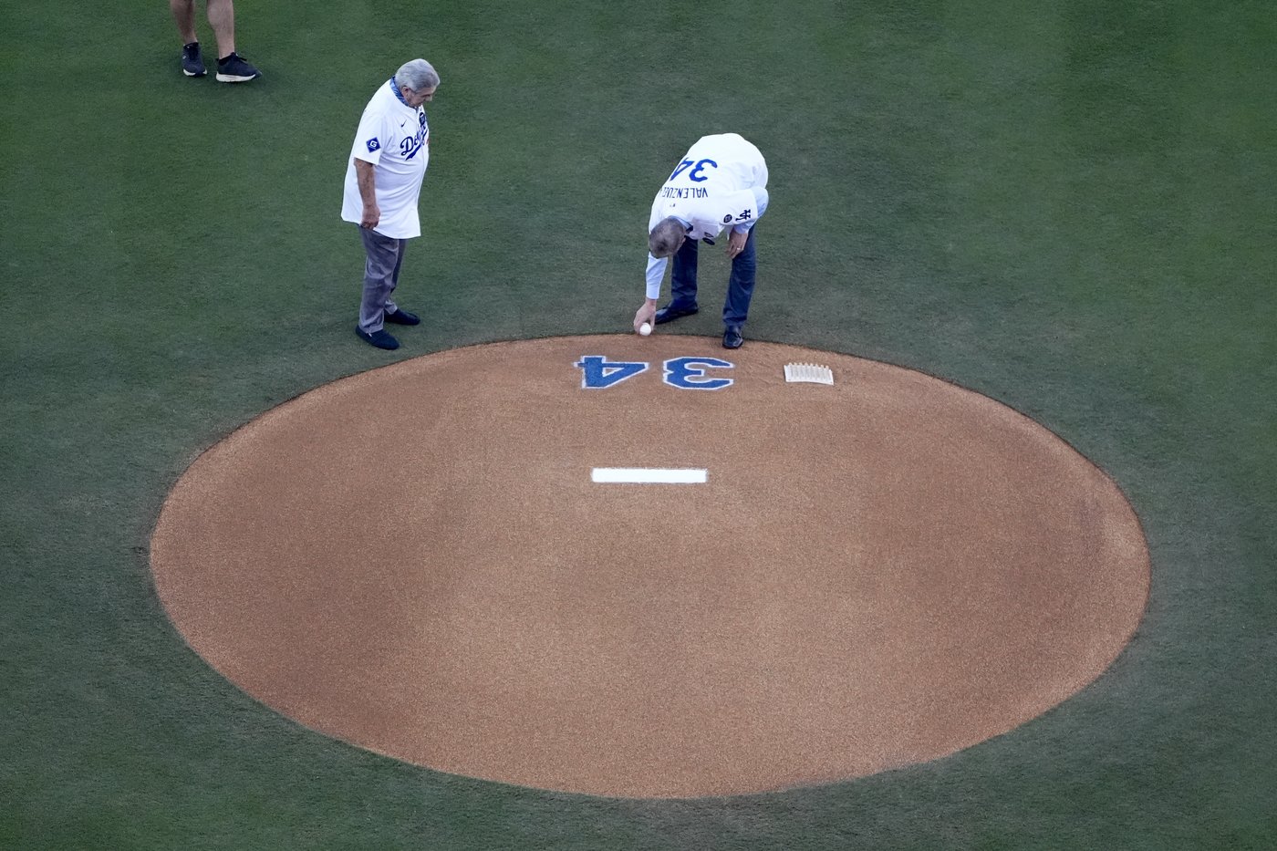 Fernando Valenzuela's presence looms large over Dodger Stadium at the World Series opener | iNFOnews.ca