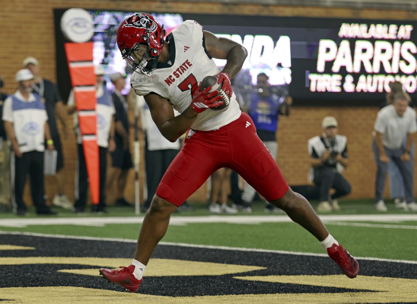 Bailey's 3 TDs, Shirley's pick-6 helps NC State rally past Wake Forest 34-24 for 3-0 start | iNFOnews.ca
