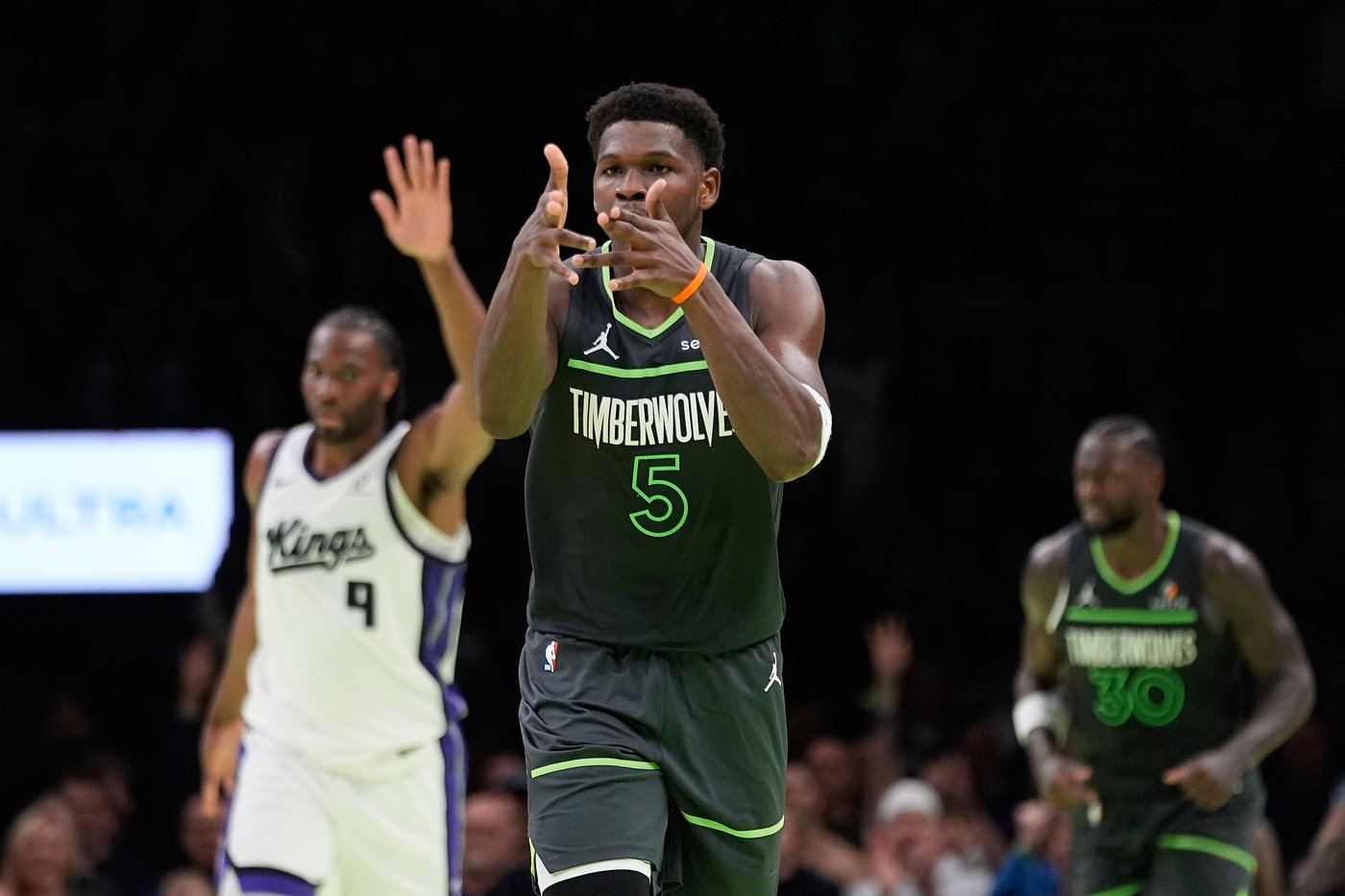 Edwards' 30 points power Timberwolves to 3rd straight win, 124-110 over Kings in NBA Cup | iNFOnews.ca