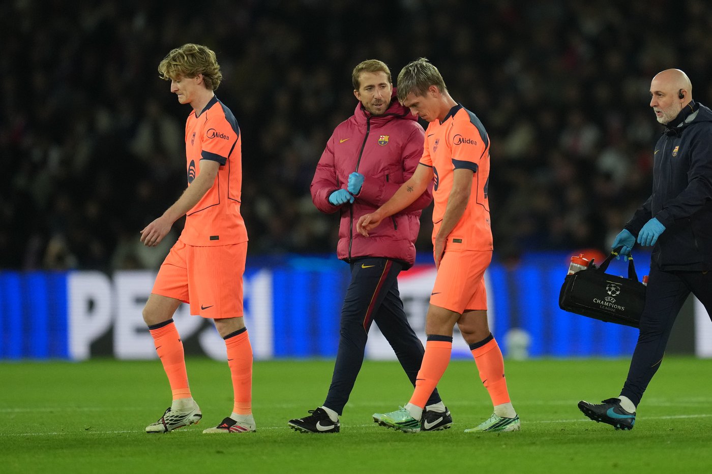 PSG forwards Dembélé and Kvaratskhelia limp off against Barcelona in Champions League | iNFOnews.ca PSG forwards Dembélé and Kvaratskhelia limp off against Barcelona in Champions League | iNFOnews.ca