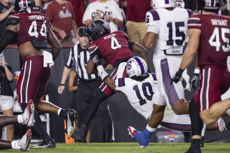 Vicari Swain returns 2 punts for TDs in No. 10 South Carolina's 38-10 win | iNFOnews.ca
