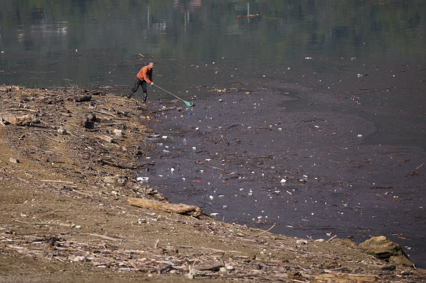 Residents and activists in central Bosnia clean up a lake after massive floods | iNFOnews.ca