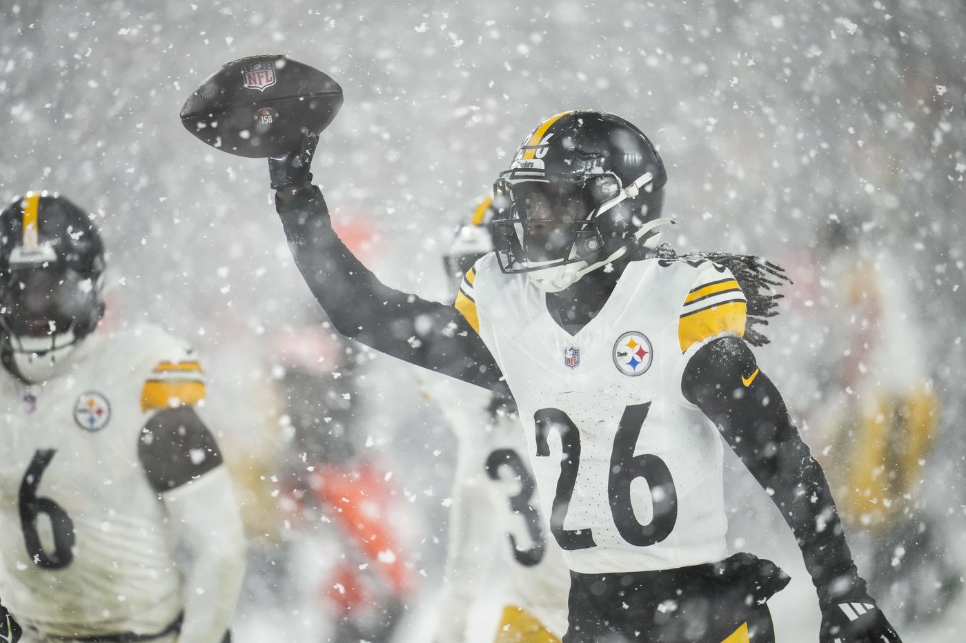 Nick Chubb plows through heavy snow for 2-yard TD, giving Browns 24-19 win over Steelers | iNFOnews.ca