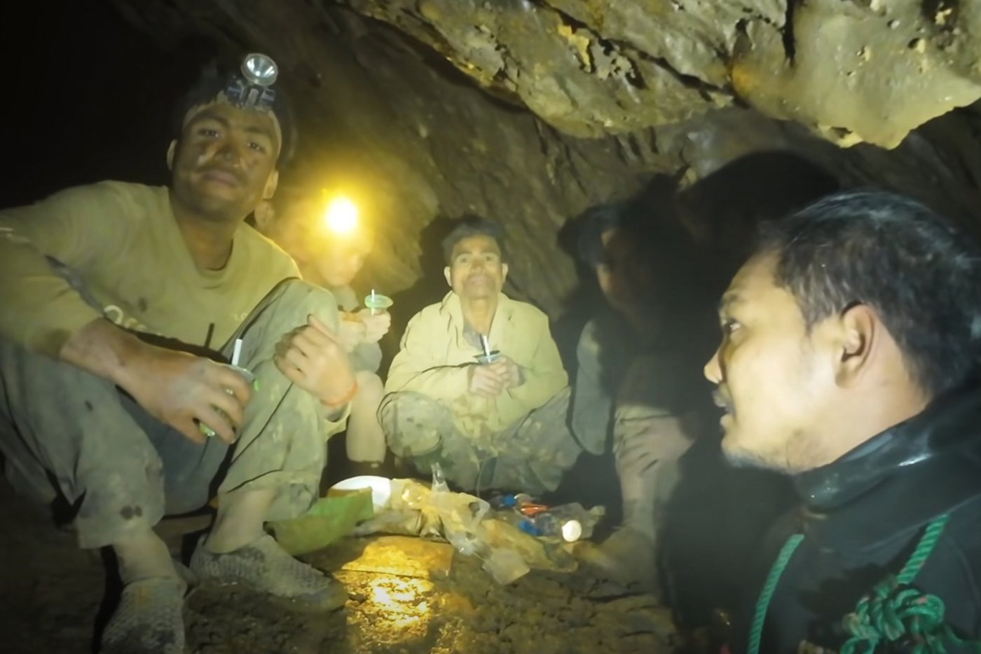 Rescuers work to free 4 men who remain trapped in flooded Laos cave and search for 2 still missing | iNFOnews.ca