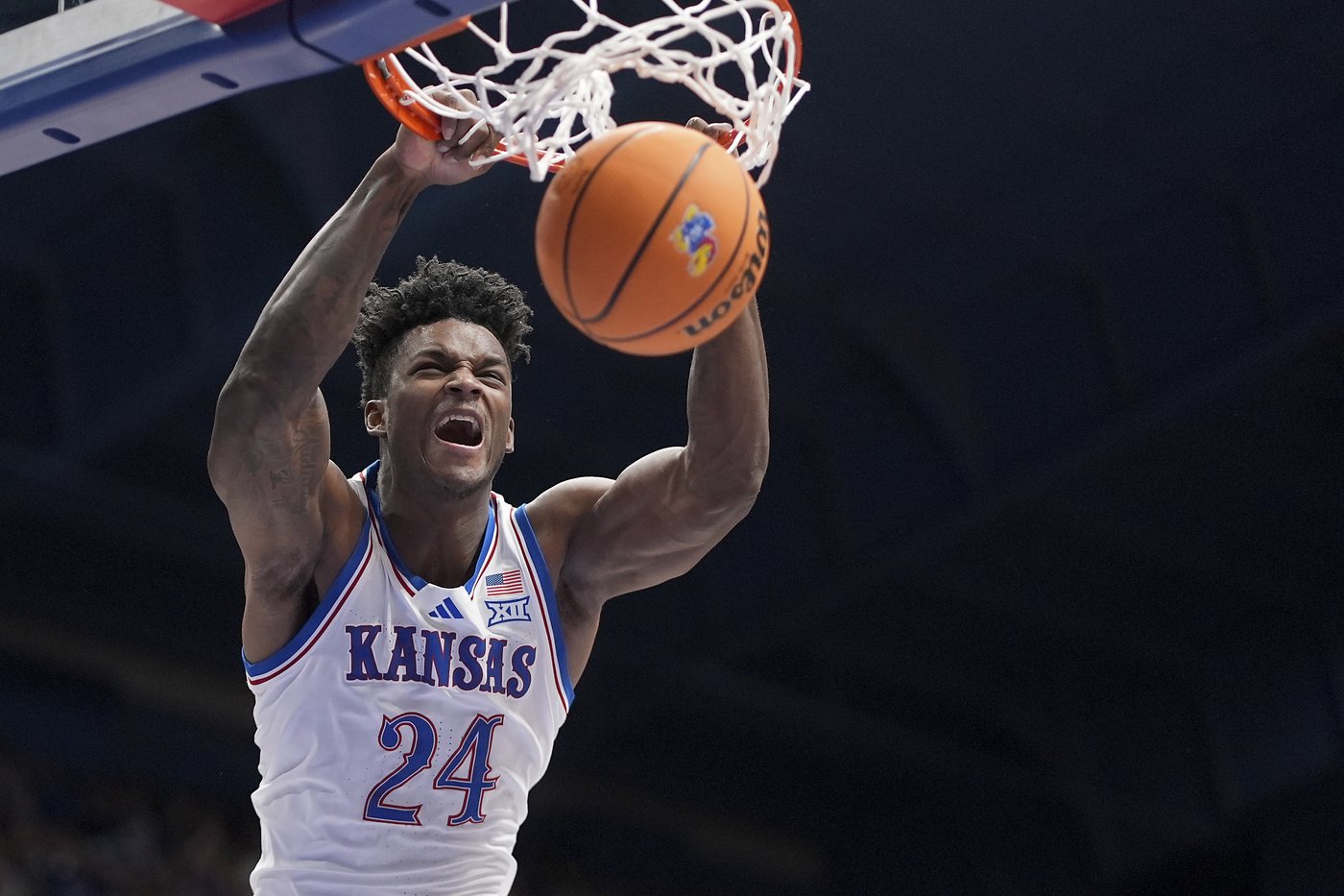 No. 1 Kansas hangs on to beat No. 9 North Carolina 92-89 | iNFOnews.ca