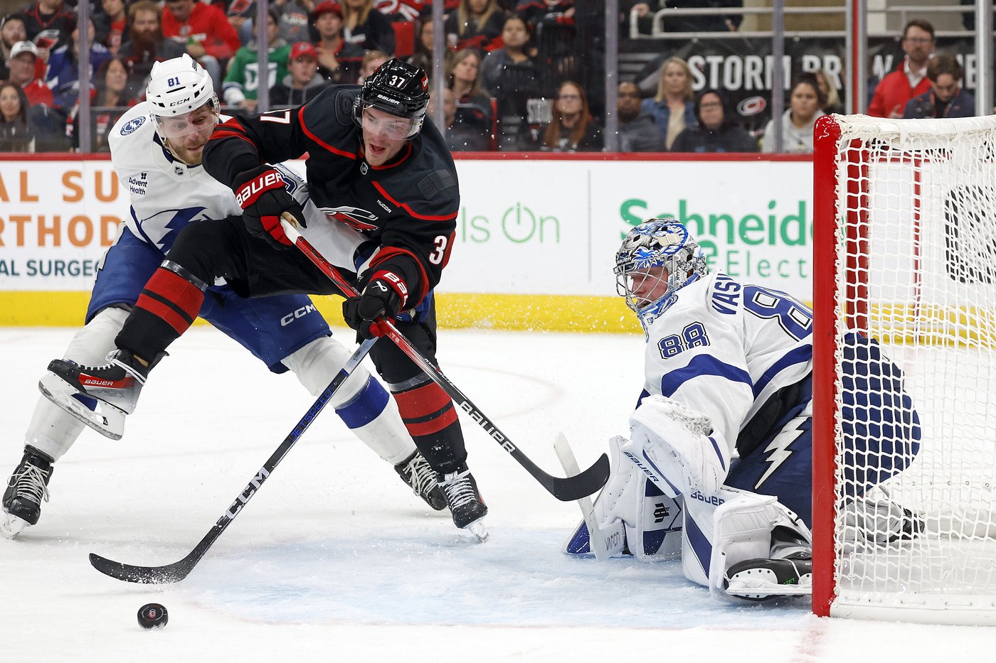 Kucherov scores go-ahead goal, two empty-netters to push Lightning past Hurricanes in season opener | iNFOnews.ca