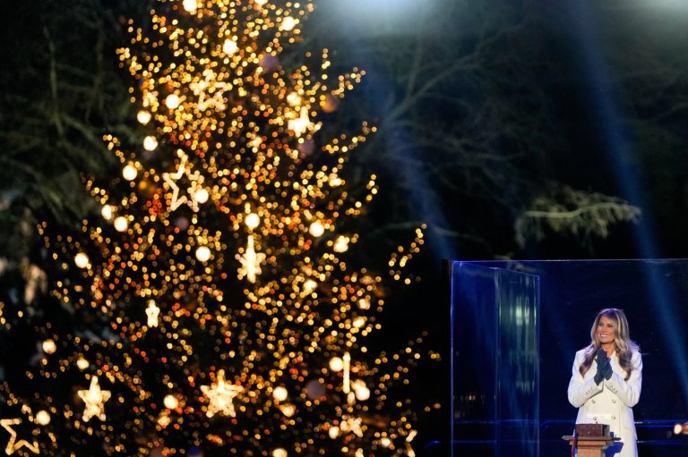 Melania Trump lights the National Christmas Tree after president counts down | iNFOnews.ca