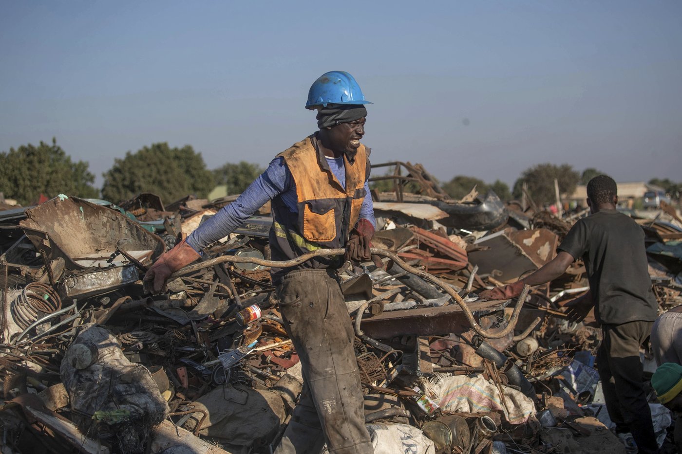 Zimbabwe's scrap metal hunters are quietly fighting climate change one piece at a time | iNFOnews.ca
