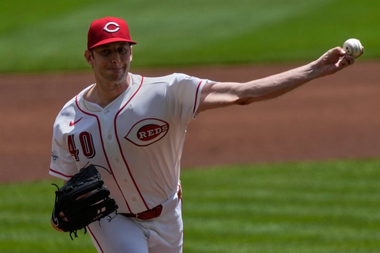 Eugenio Suárez homers, Reds overcome loss of Elly De La Cruz to hold off Braves 6-4 | iNFOnews.ca