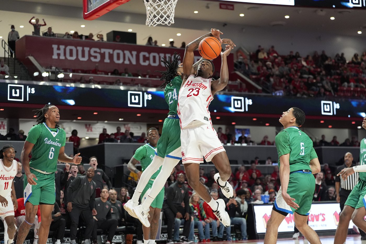 Emanuel Sharp scores 18 and No. 15 Houston wins its fourth straight, 87-51 over Islanders | iNFOnews.ca