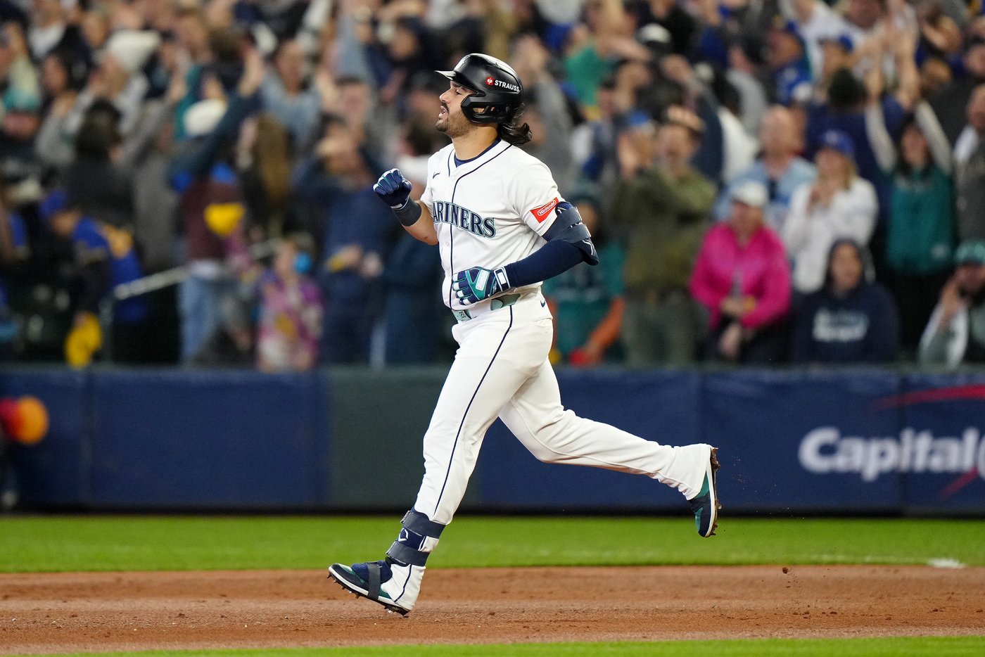 Photo Gallery: Mariners take 3-2 lead in ALCS with 6-2 win in Game 5 | iNFOnews.ca