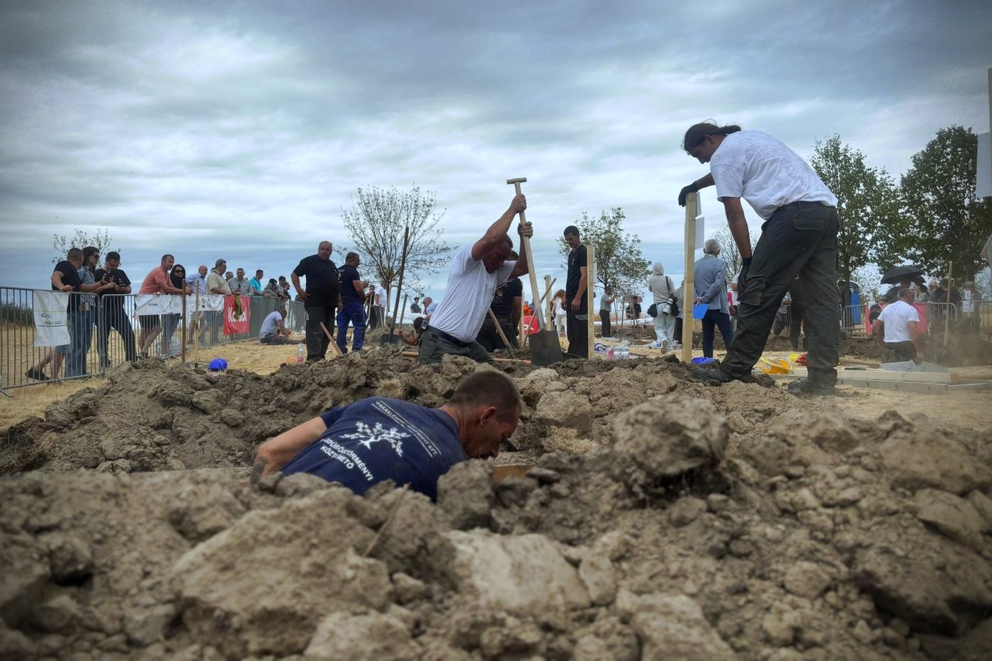 Competitors dig deep in Hungarian grave-digging contest | iNFOnews.ca Competitors dig deep in Hungarian grave-digging contest | iNFOnews.ca