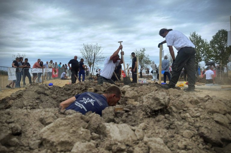 Competitors dig deep in Hungarian grave-digging contest | iNFOnews.ca
