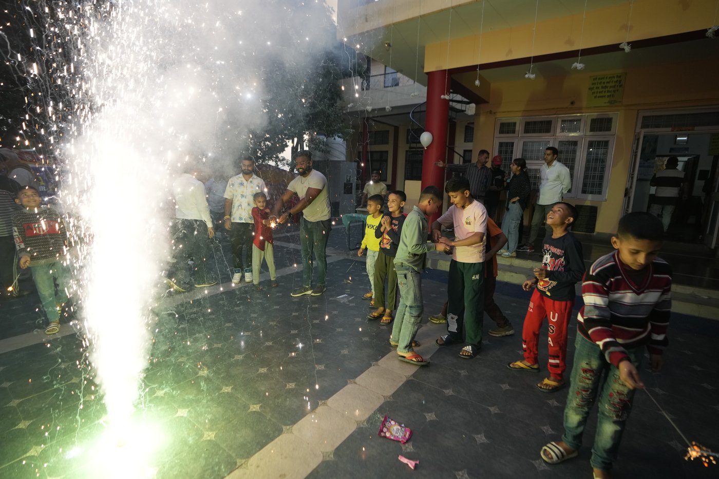 Toxic smog cloaks India's capital as Diwali firecrackers push air pollution to hazardous levels | iNFOnews.ca