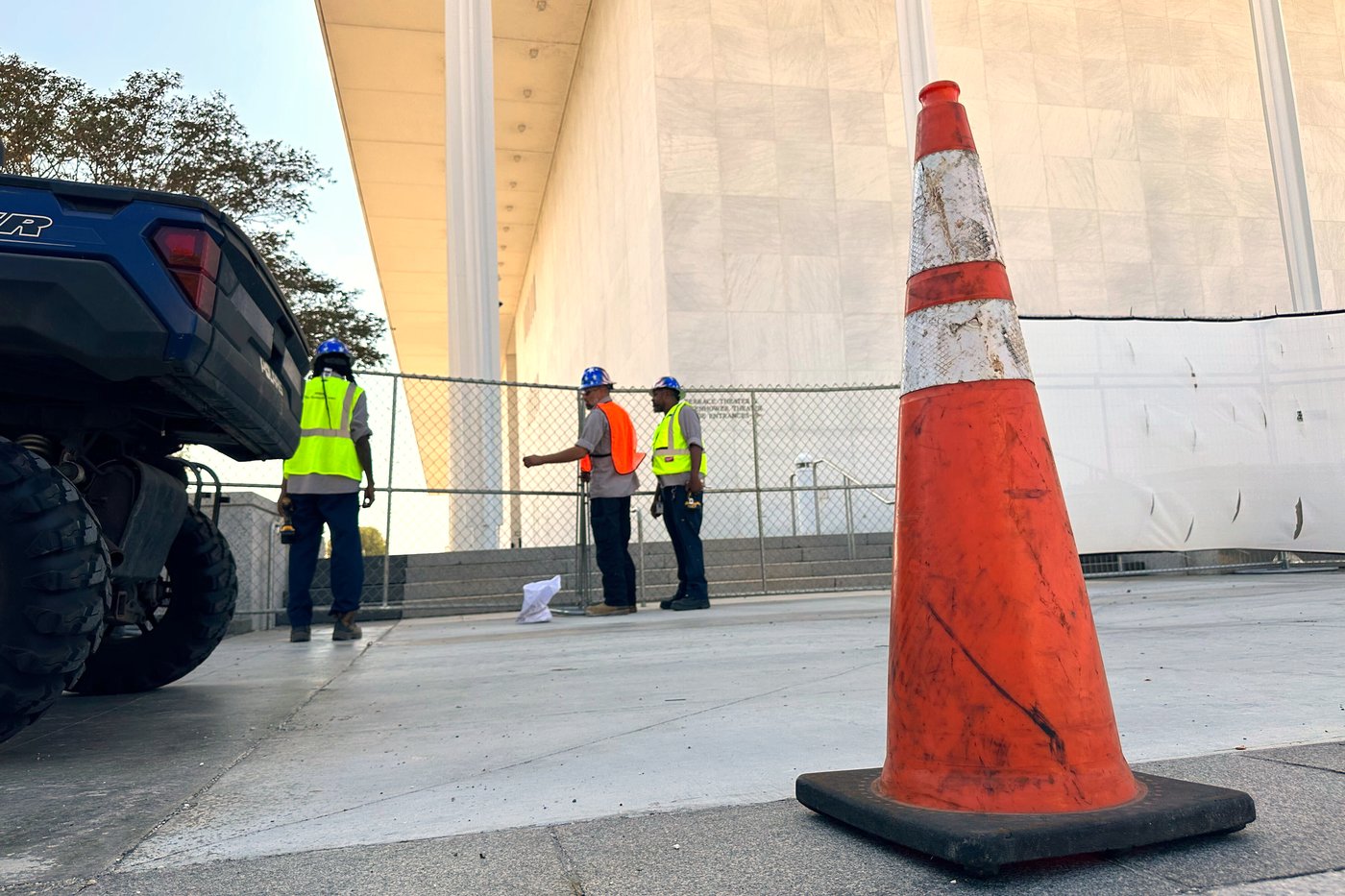 Fencing goes up around the main Kennedy Center building after Trump-aligned board votes to close it | iNFOnews.ca