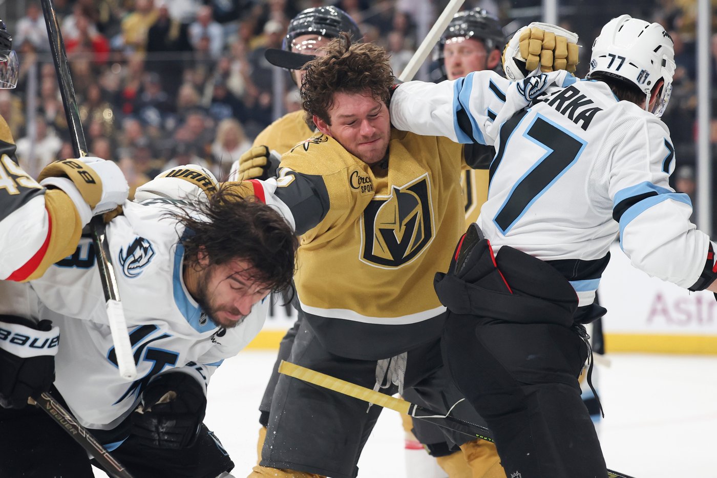 Logan Cooley scores late as the Mammoth beat the Golden Knights 3-2 to even playoffs series | iNFOnews.ca