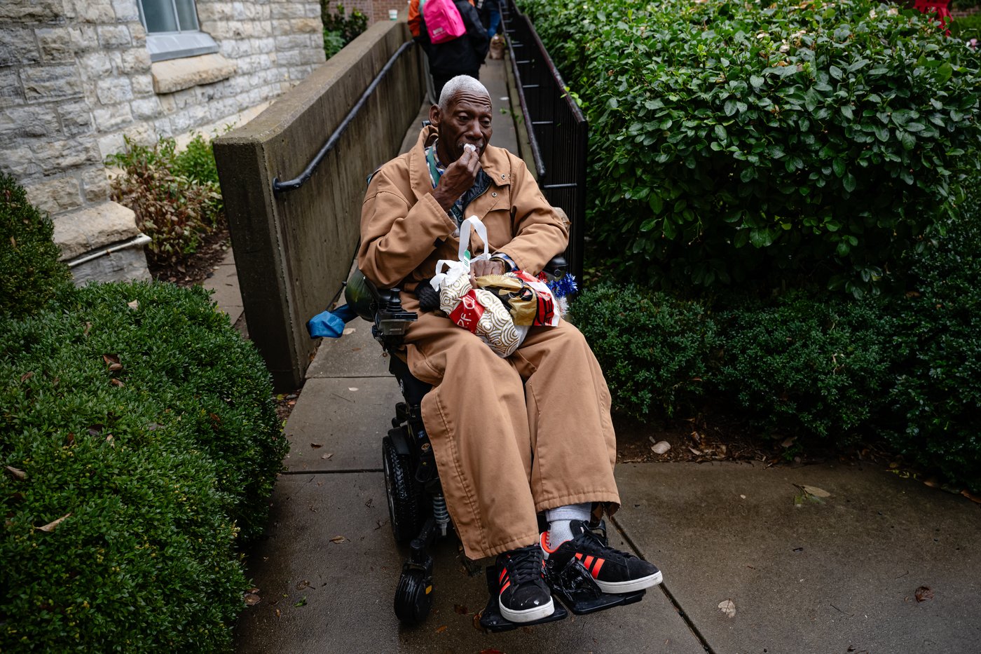 Photos of Americans turning to food pantries as shutdown drags on | iNFOnews.ca