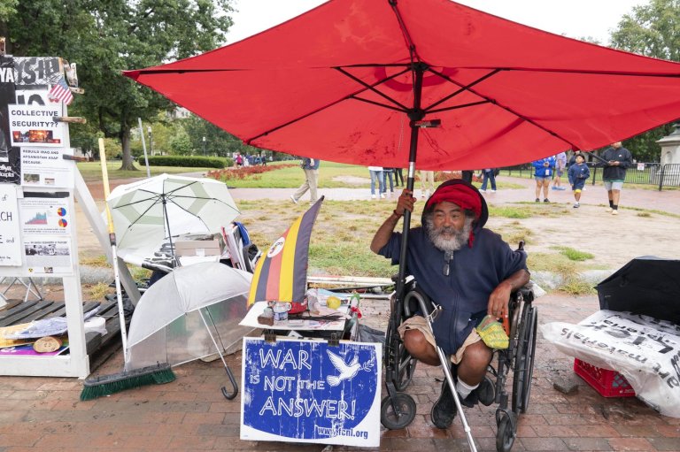 A decades-long peace vigil outside the White House is dismantled after Trump's order | iNFOnews.ca