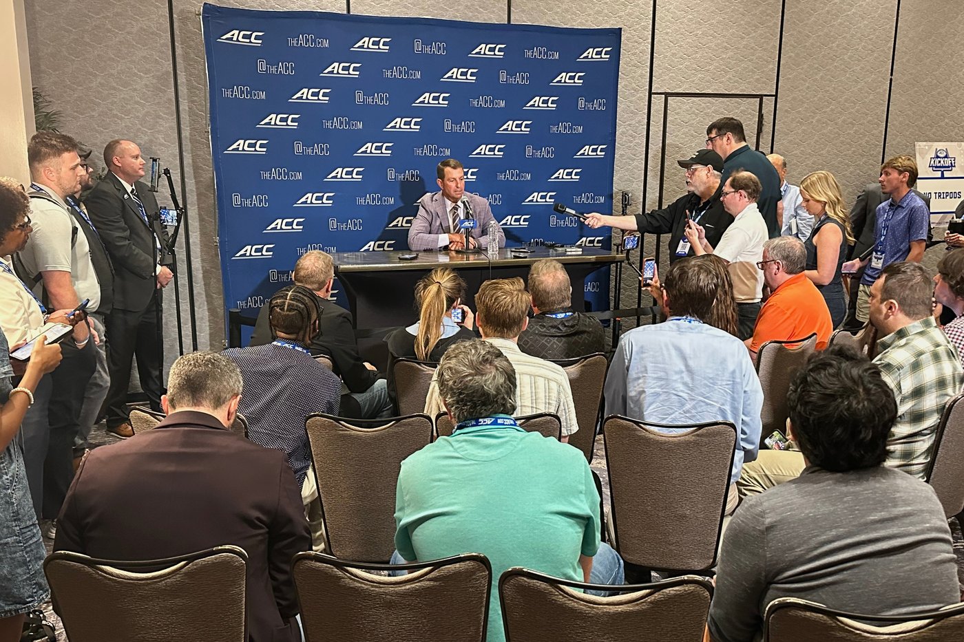 Swinney says help from Congress is only way to discourage 'blatant' tampering in college football | iNFOnews.ca Swinney says help from Congress is only way to discourage 'blatant' tampering in college football | iNFOnews.ca