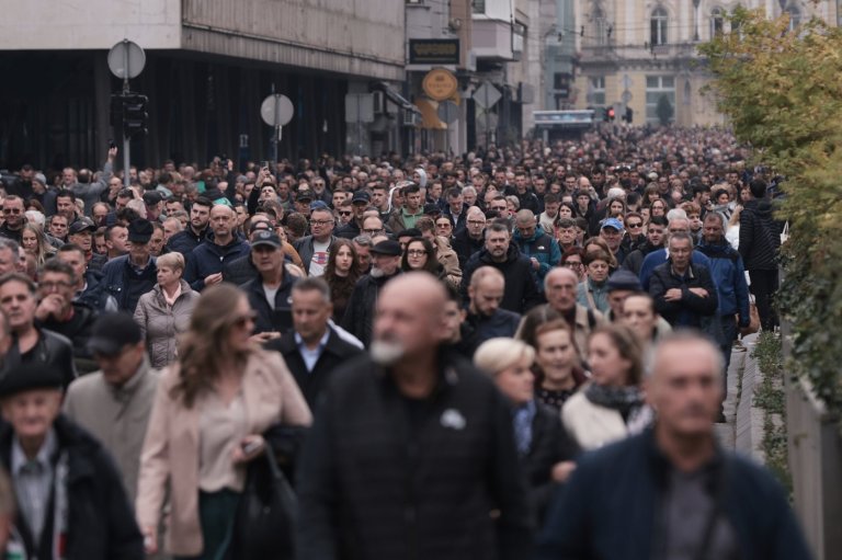 A voice that broke down barriers: Crowds fill Sarajevo to mourn beloved folk singer | iNFOnews.ca