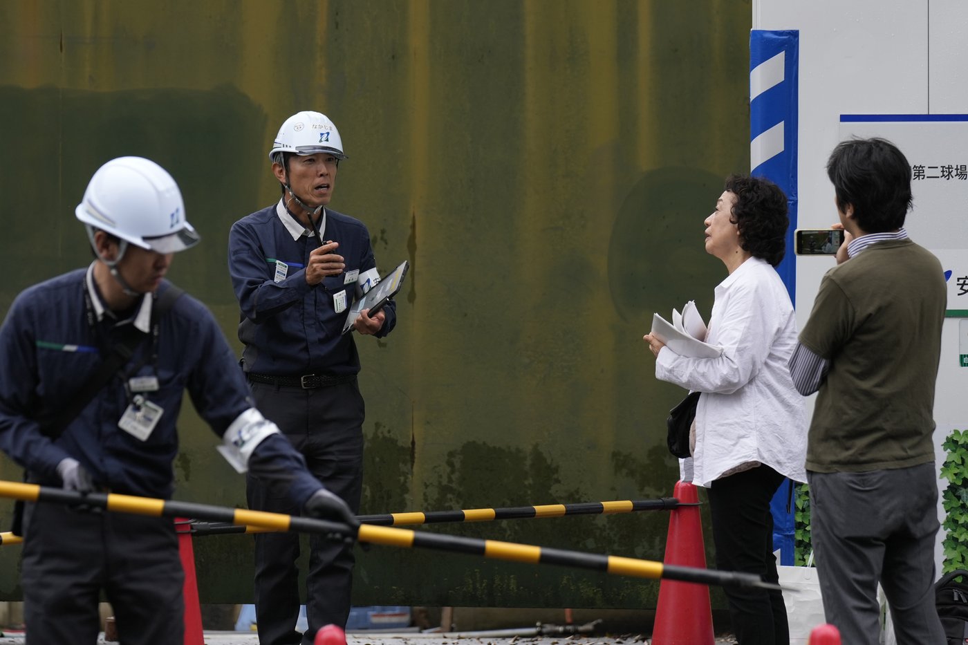 Developers begin cutting trees in a Tokyo park that environmentalists want to protect | iNFOnews.ca