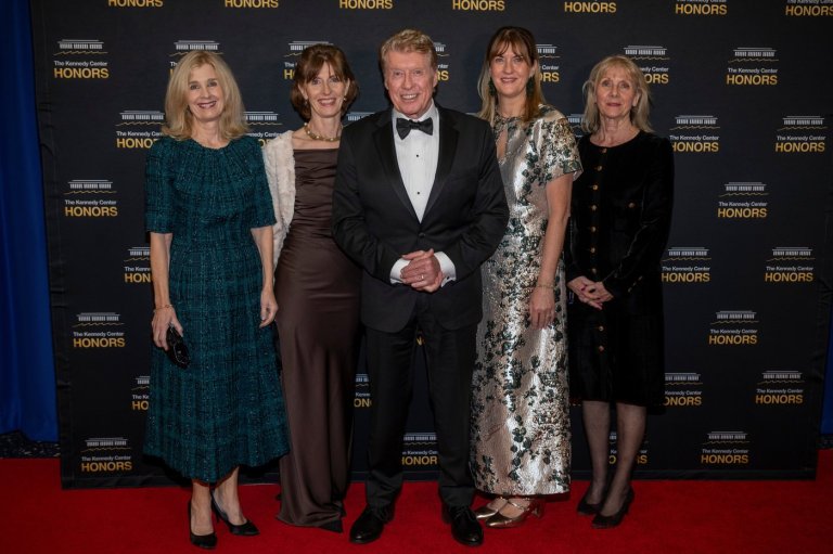 Trump says he's hosting the Kennedy Center Honors recognizing Stallone, Kiss, Gaynor and others | iNFOnews.ca