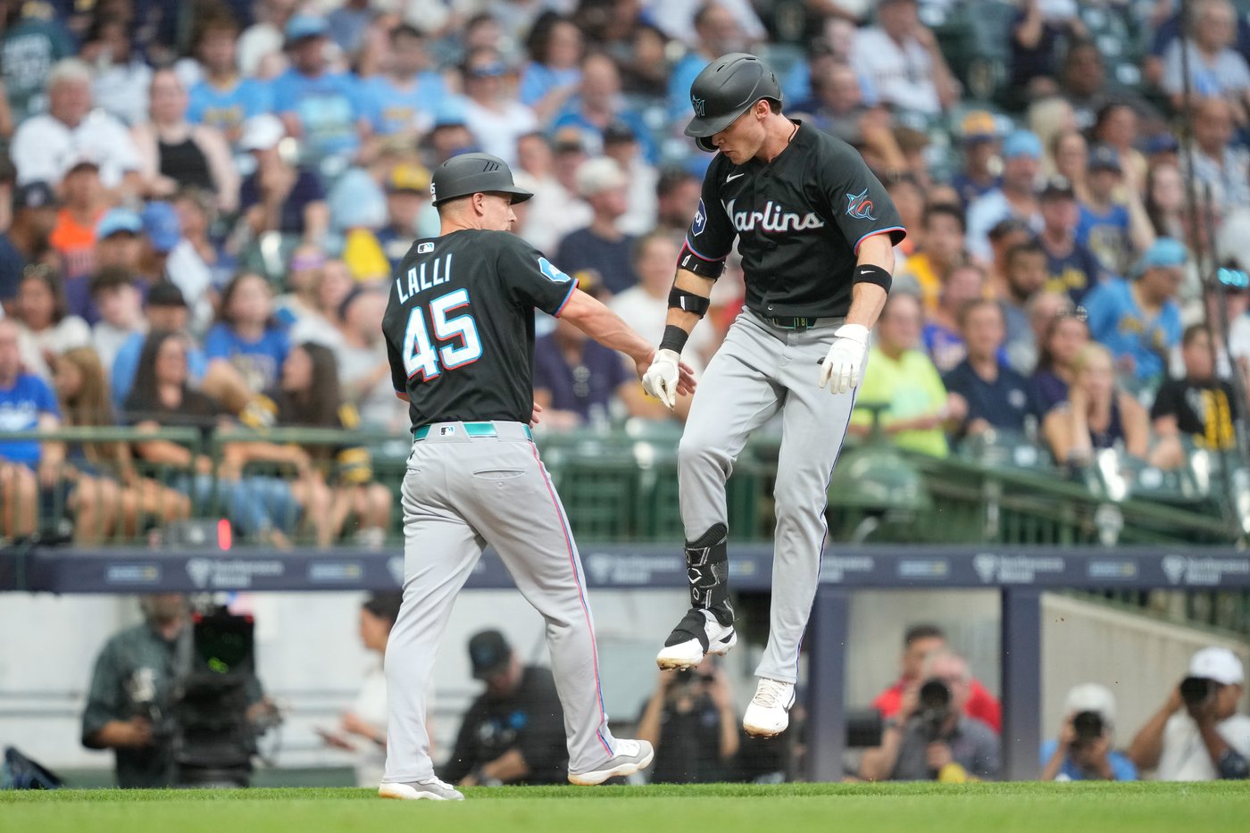 Garrett Mitchell's walk-off single in 10th lifts Brewers to 2-1 win over Marlins | iNFOnews.ca Garrett Mitchell's walk-off single in 10th lifts Brewers to 2-1 win over Marlins | iNFOnews.ca