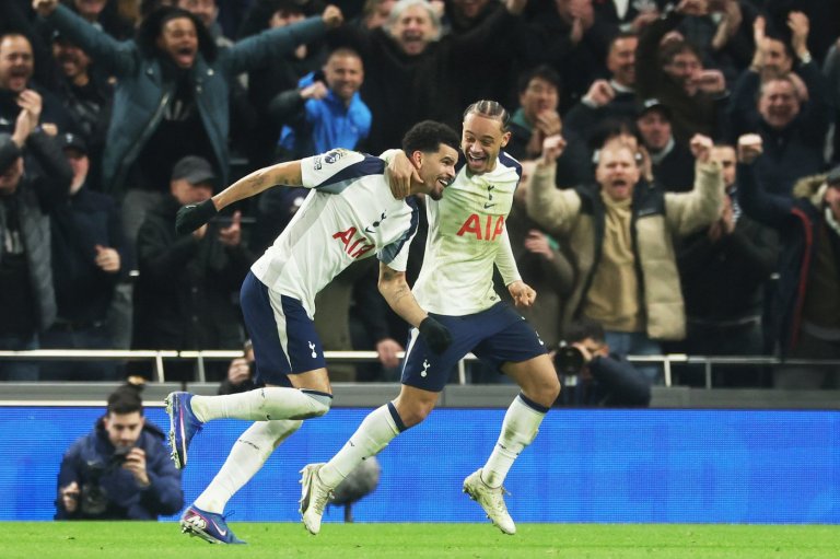 Solanke watches back his 'remarkable' scorpion-kick goal on the big screens during Spurs-City match | iNFOnews.ca