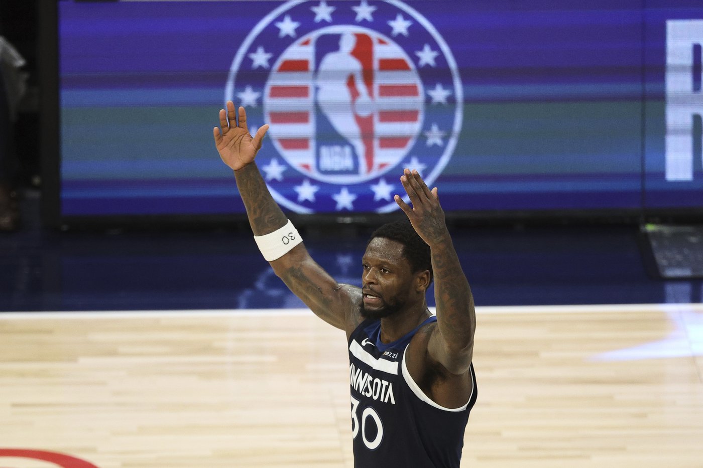 Randle's revival for the T-wolves in their Game 3 win started with a pep talk from a vital teammate | iNFOnews.ca