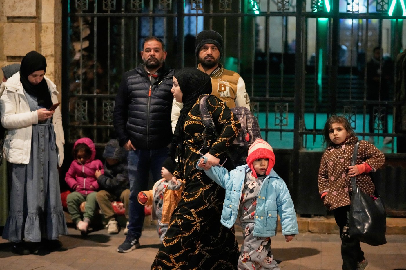 Photos show Lebanese people fleeing after Israeli strikes | iNFOnews.ca
