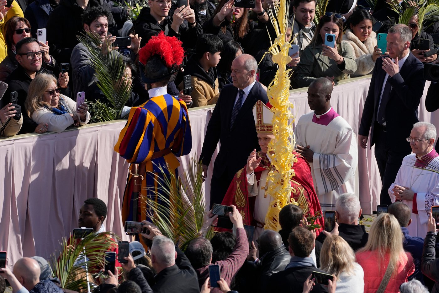 Pope Leo XIV opens Holy Week with Palm Sunday that recalls final days of Pope Francis' life | iNFOnews.ca